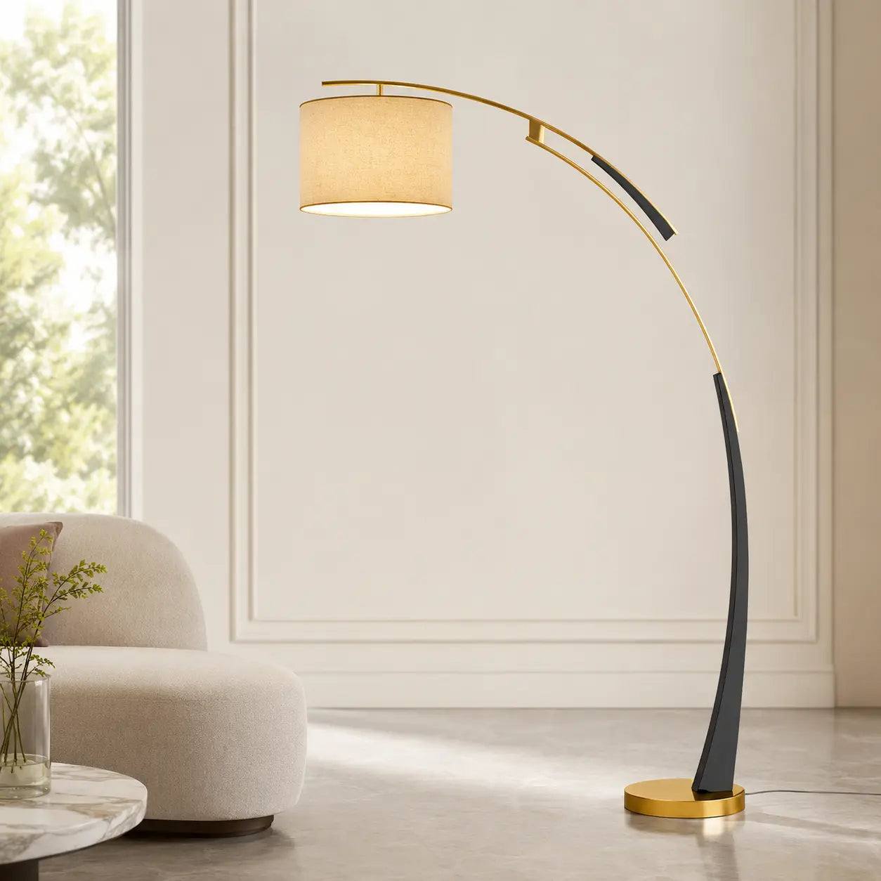 Lampadaire moderne en métal noir et doré, au design élégant, diffusant une lumière chaleureuse pour salon, chambre ou bureau – Collection Luminexpress Maroc