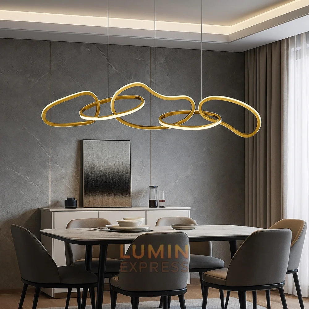 Lustre MONACO Gold suspendu dans un salon moderne