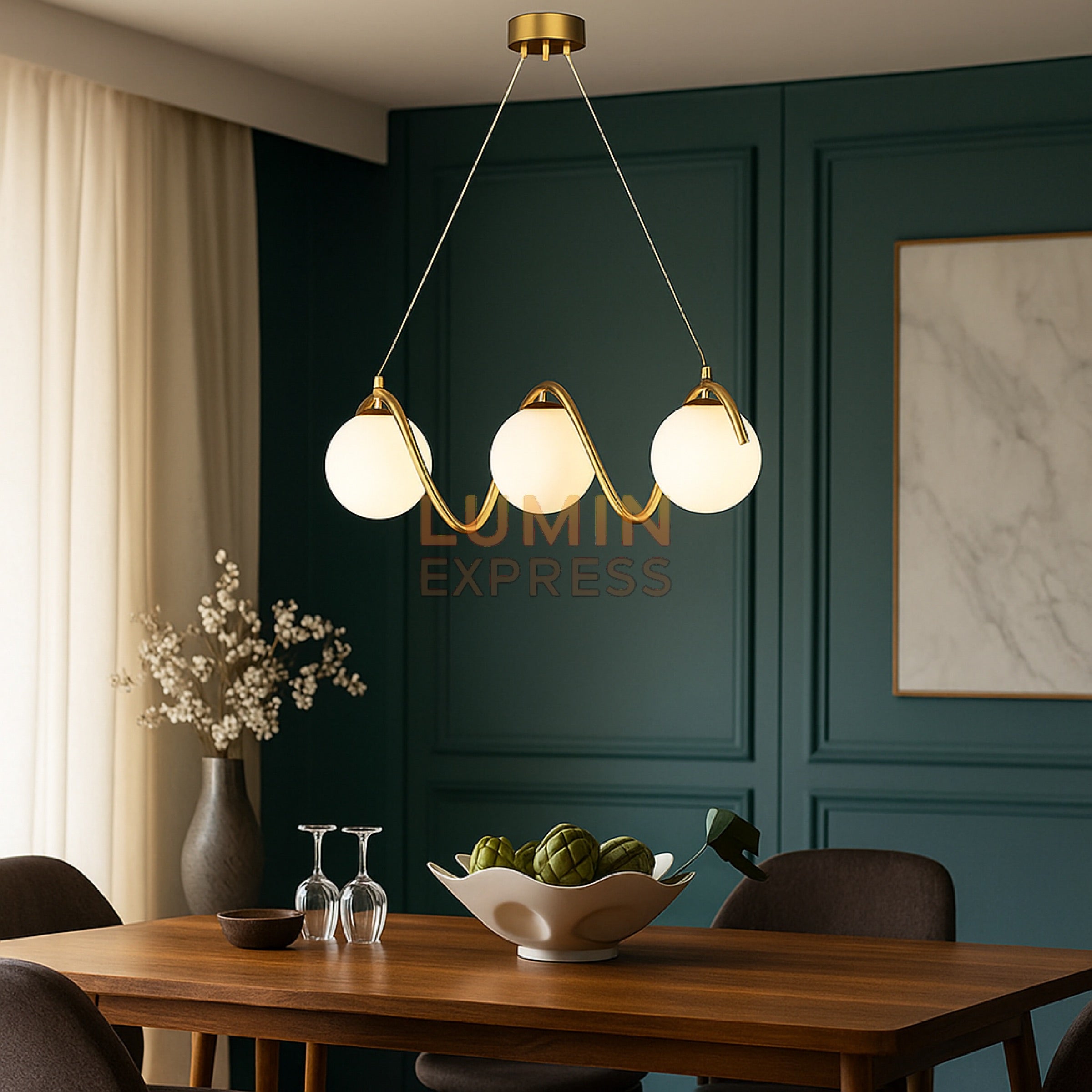 Luminaire design Flamingo doré installé dans une salle à manger moderne