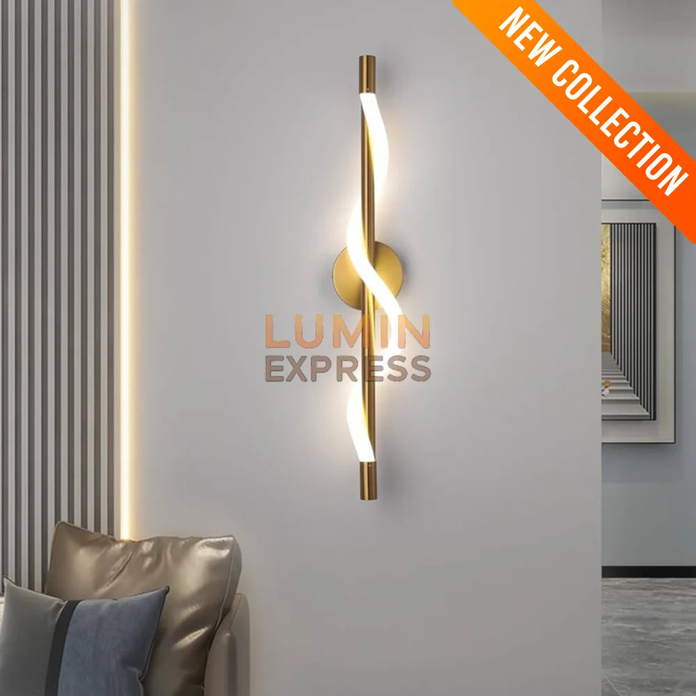 Luminaire mural doré en laiton – éclairage décoratif élégant pour intérieur.