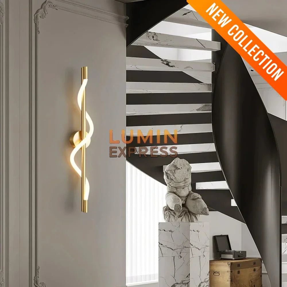 Applique murale dorée Eclissa Gold avec finition laiton et lumière LED chaude