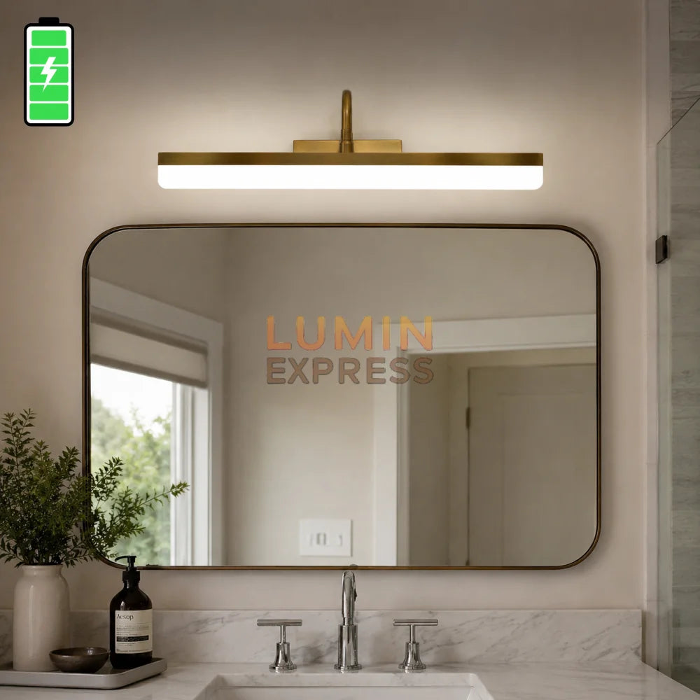 Applique murale Gold rechargeable installée au-dessus d’un miroir