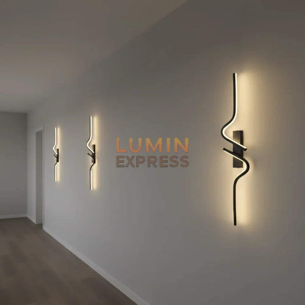 Applique SERPENTA noire en aluminium décorant un couloir lumineux et moderne.