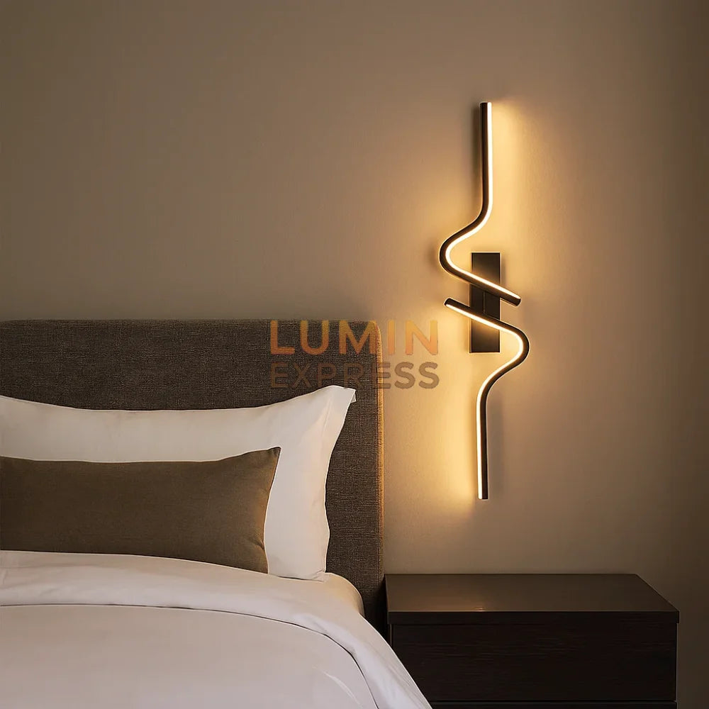 Applique SERPENTA noire en aluminium décorant un couloir lumineux et moderne