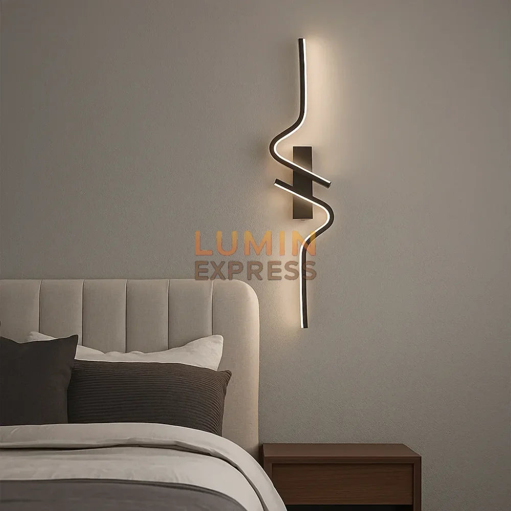 Luminaire mural LED 3 couleurs SERPENTA Black éclairant une chambre contemporaine.