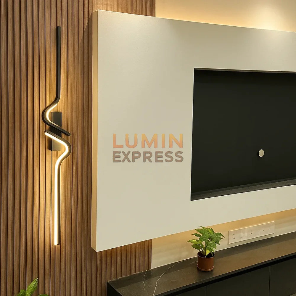 Applique murale noire moderne SERPENTA installée dans un salon au style minimaliste.