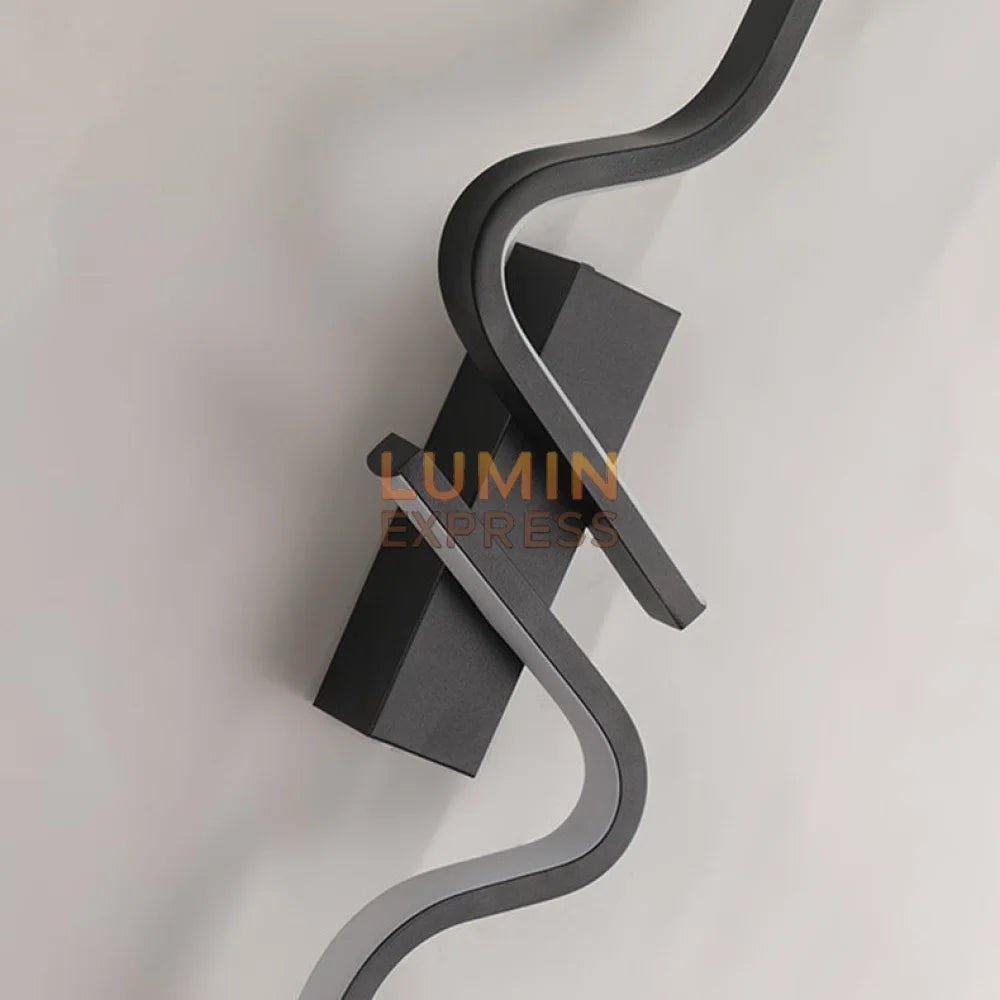 Luminaire mural SERPENTA Black offrant une lumière homogène dans une entrée élégante.