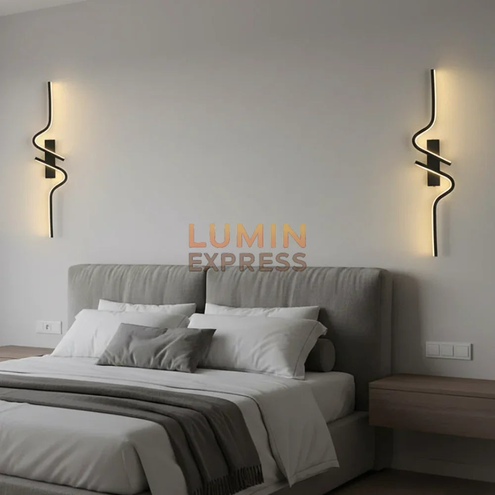 Applique murale LED design noir mat SERPENTA décorant une tête de lit élégante