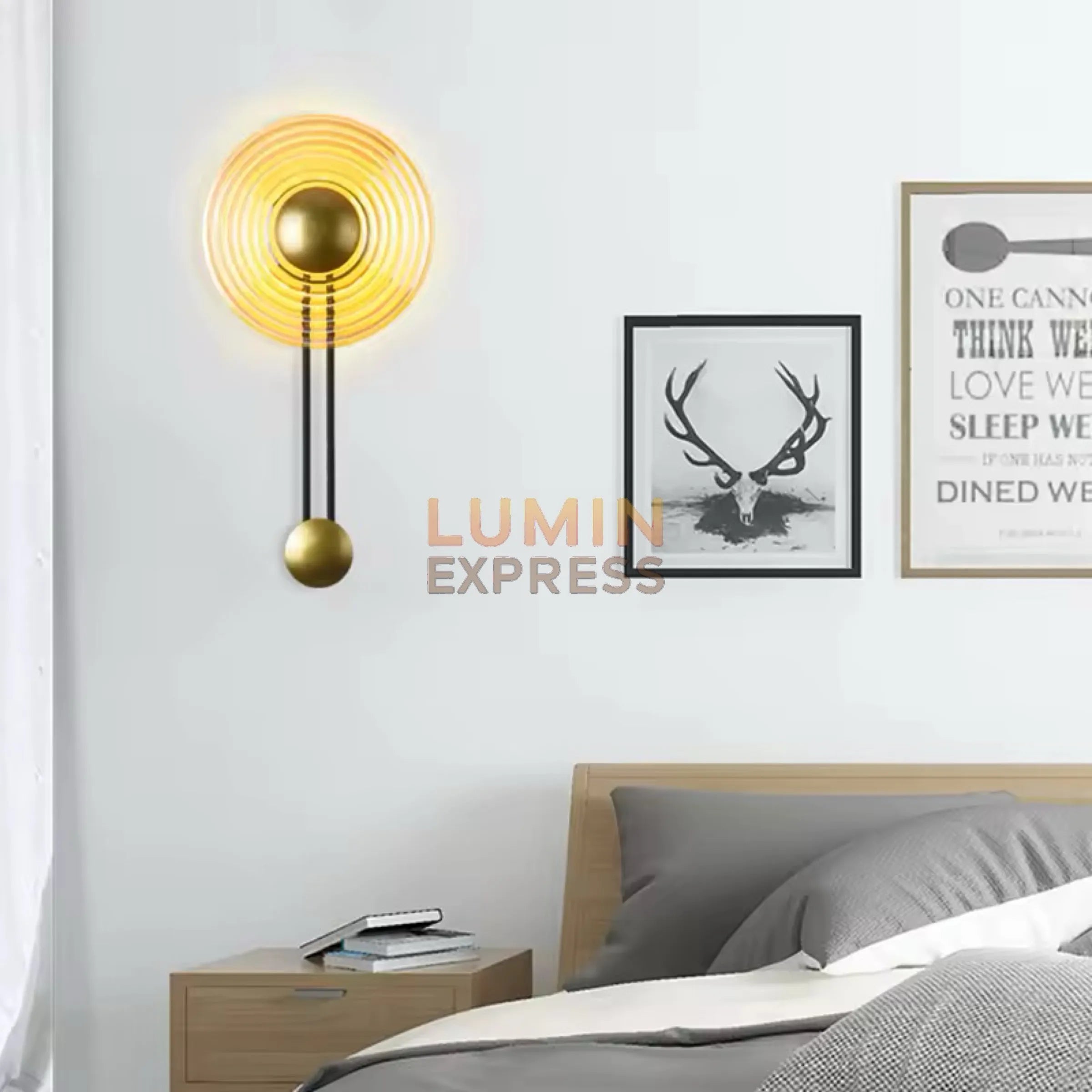 Applique murale SUNBELL en laiton doré avec diffuseur en verre – Luminaire décoratif intérieur au Maroc