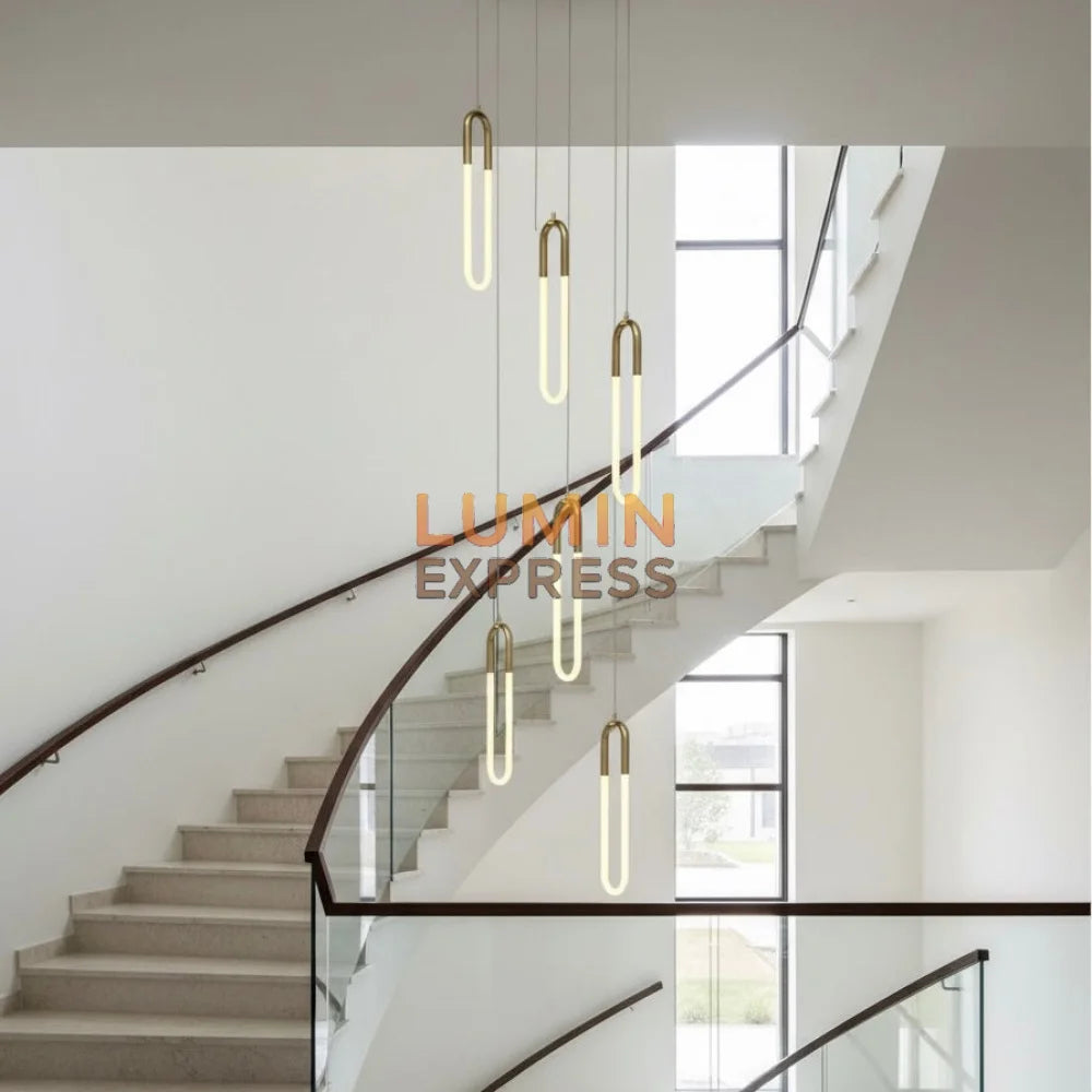 Lustre doré cascade pour plafond haut d’escalier – Luminexpress Maroc