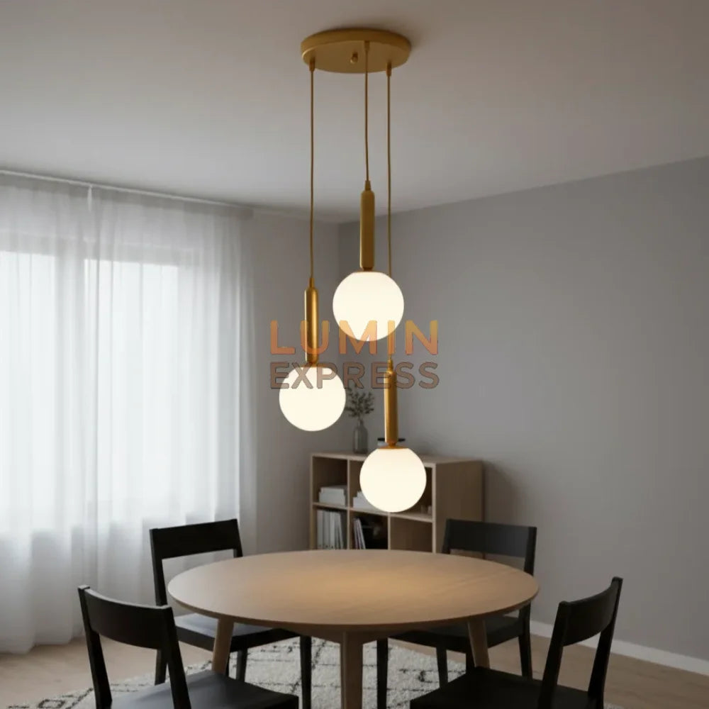 Suspension décorative dorée ISADORA avec trois boules — Luminaire Maroc