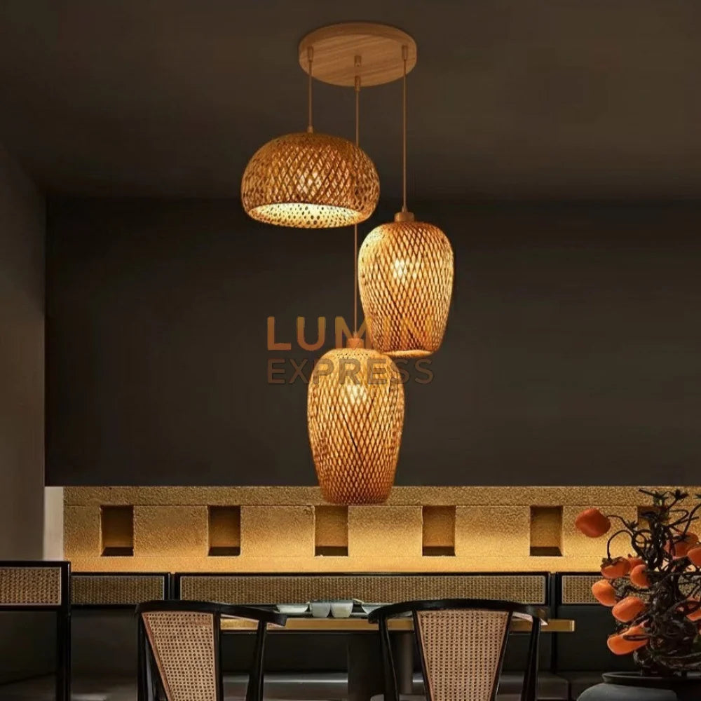 Suspension design en bambou naturel avec trois abat-jour – Éclairage chaleureux pour restaurant ou café à Marrakech