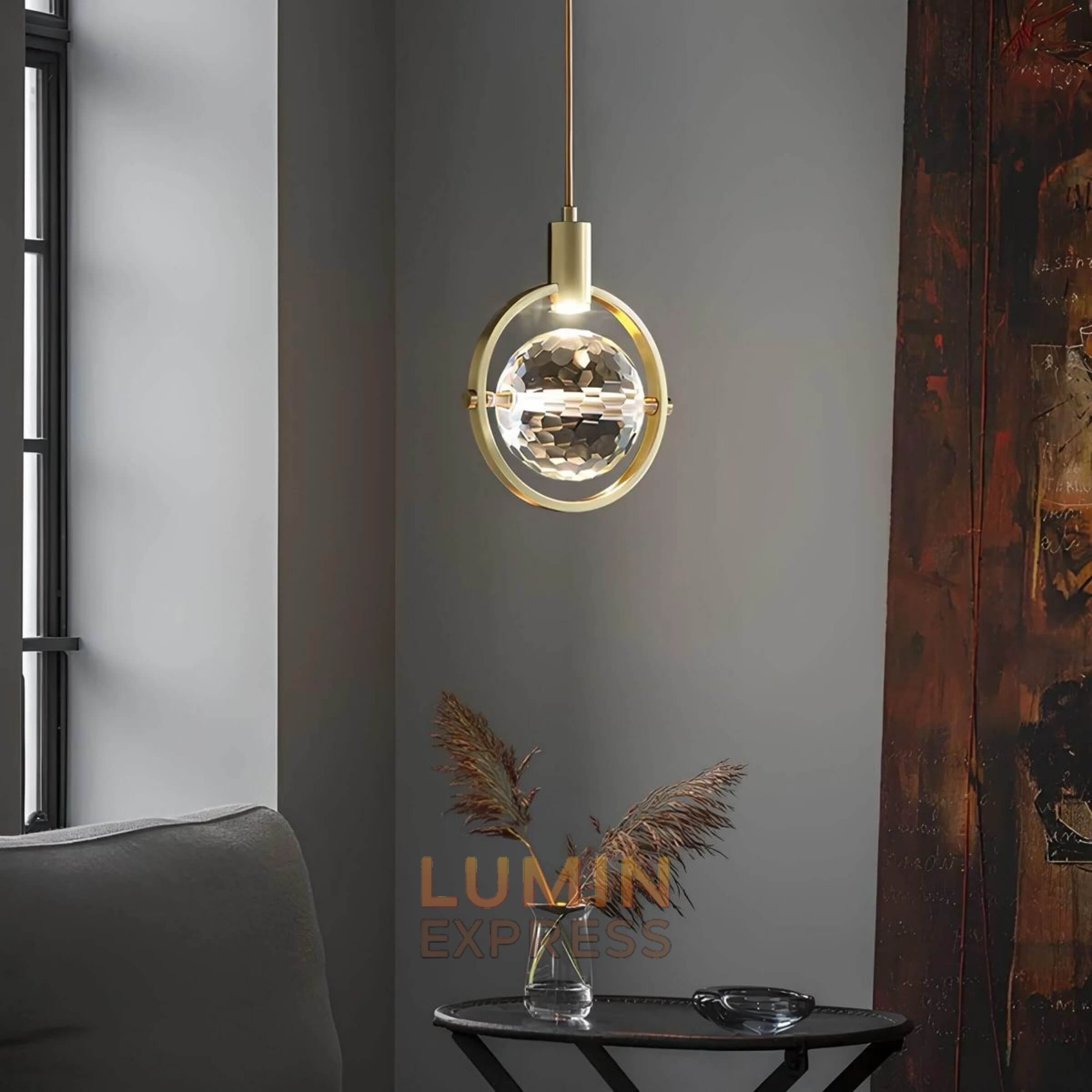 Lustre design Solvena – suspension cristal K9 haut de gamme avec finition laiton doré