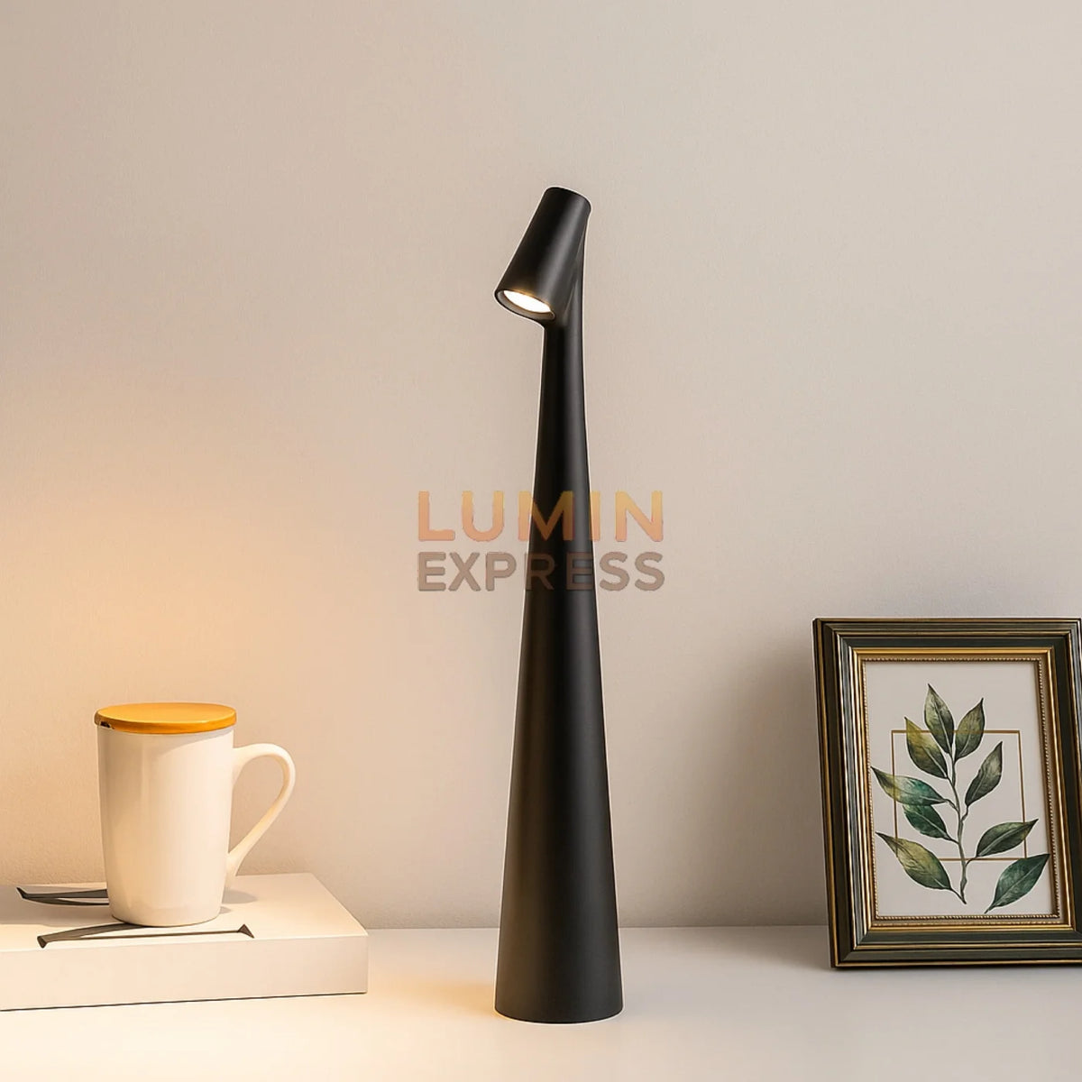 Lampe de chevet GIRAFFA dans chambre élégante