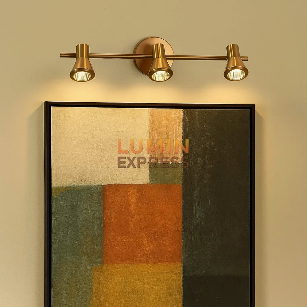 Applique murale VESPER dorée satiné 3 spots orientables – éclairage tableau – Luminexpress Maroc

