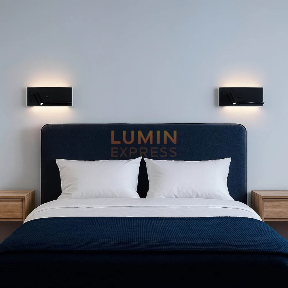 Applique murale liseuse noire installée à côté du lit – éclairage chambre cosy Maroc