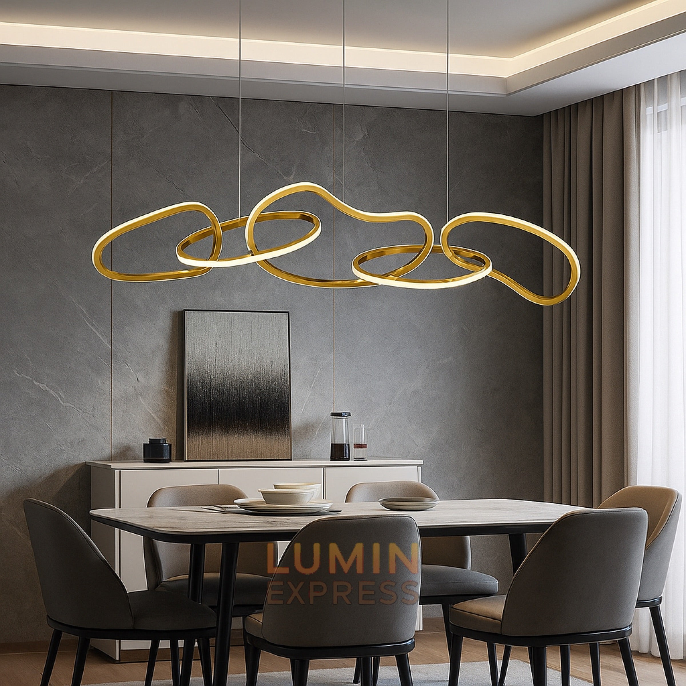 Lustre MONACO Gold suspendu dans un salon moderne