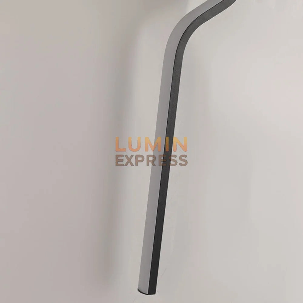 Applique murale design fluide SERPENTA Black pour un intérieur contemporain au Maroc.