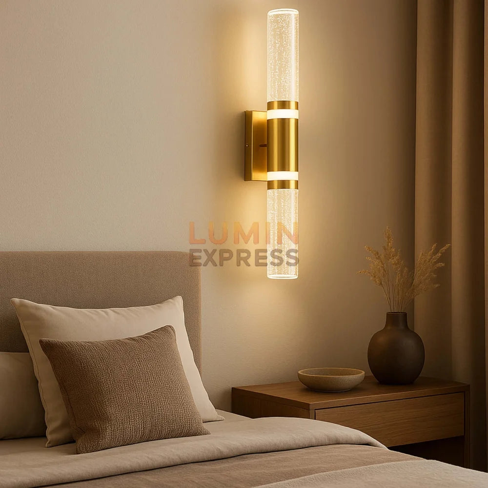 Lampe murale CALYPSO Gold dorée design installée en tête de lit