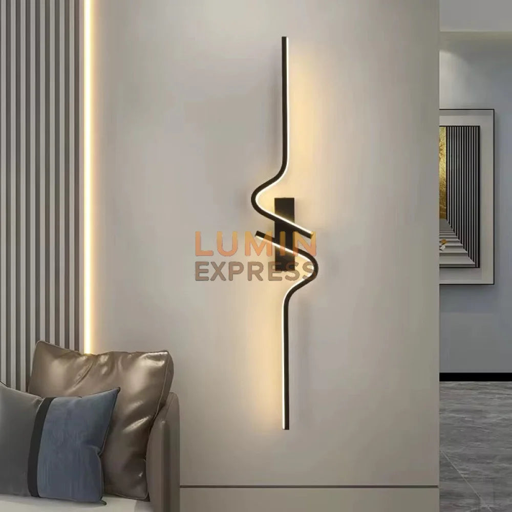 Applique murale design SERPENTA Black 60 cm installée dans un salon raffiné.
