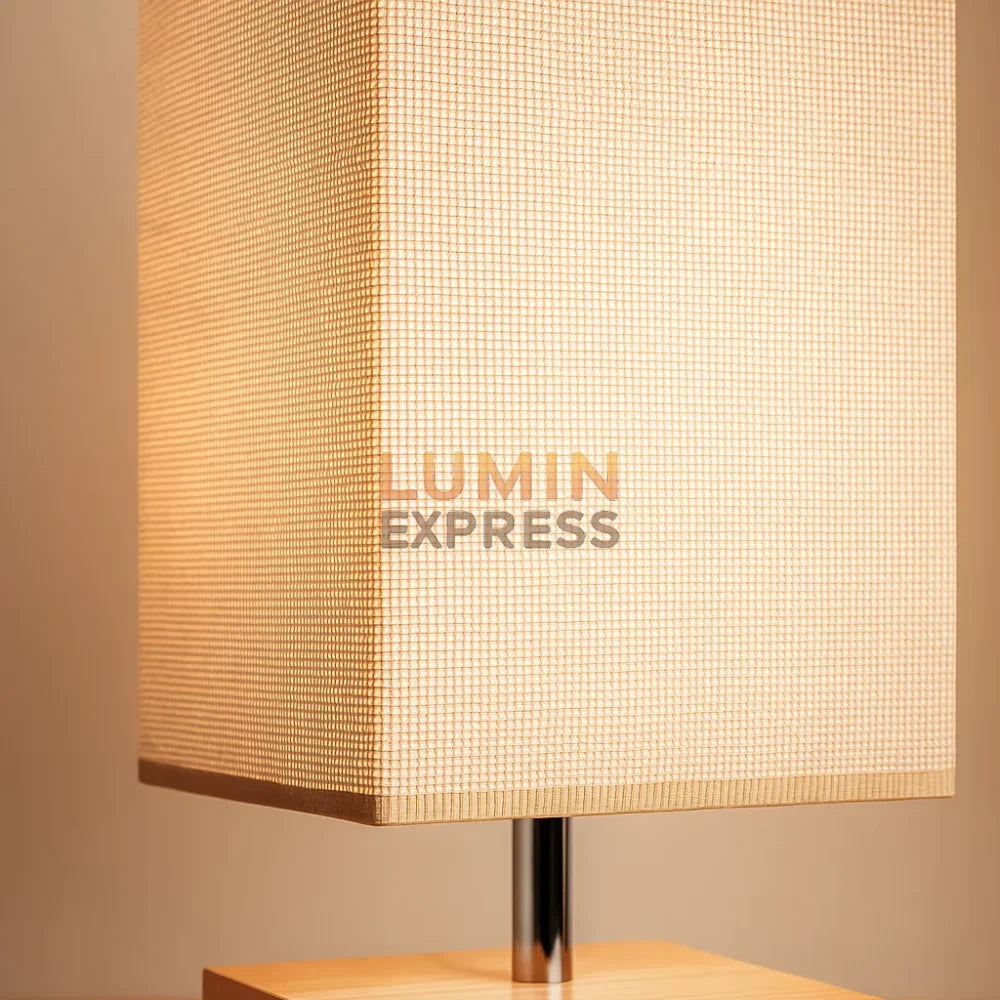 Lampe scandinave en bois clair et abat-jour tissu – AMBERLY