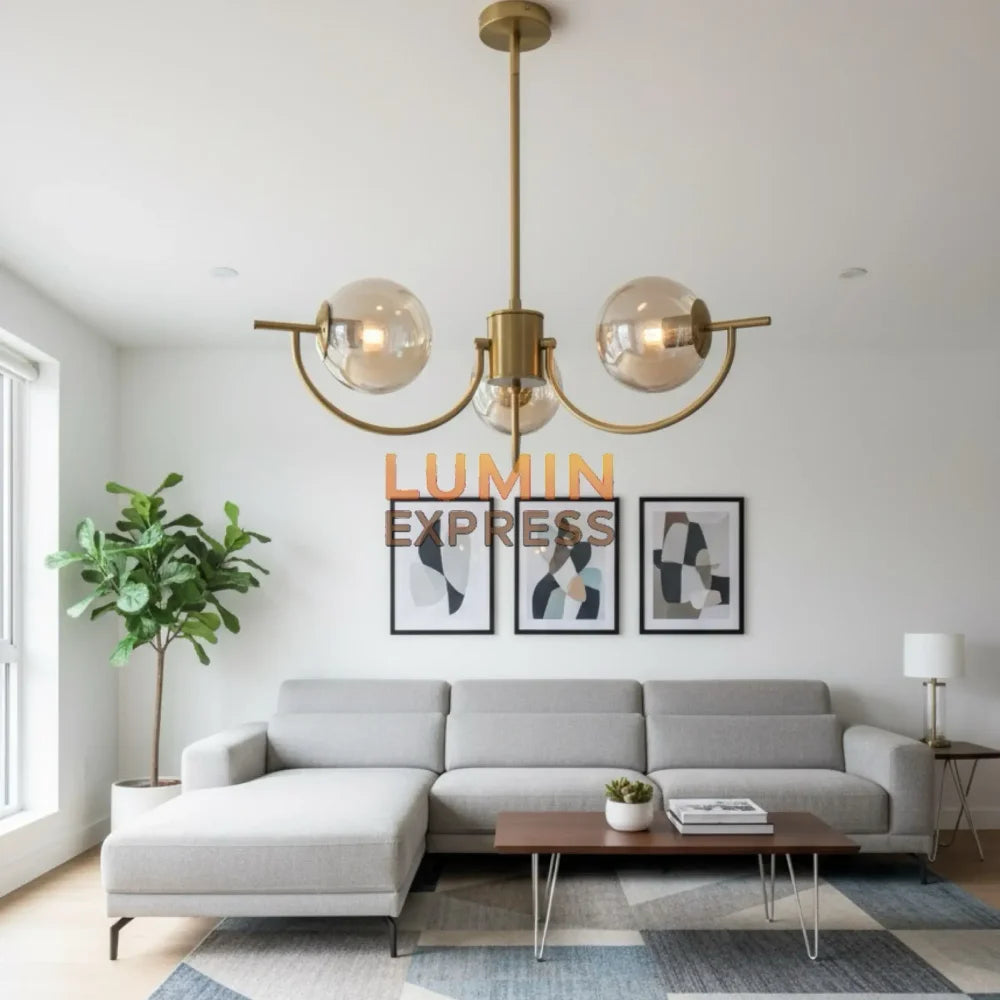 Lustre TRILOGY Ambre Luminexpress – lustre design en verre ambré et laiton doré, 3 globes élégants, idéal pour salon ou salle à manger au Maroc