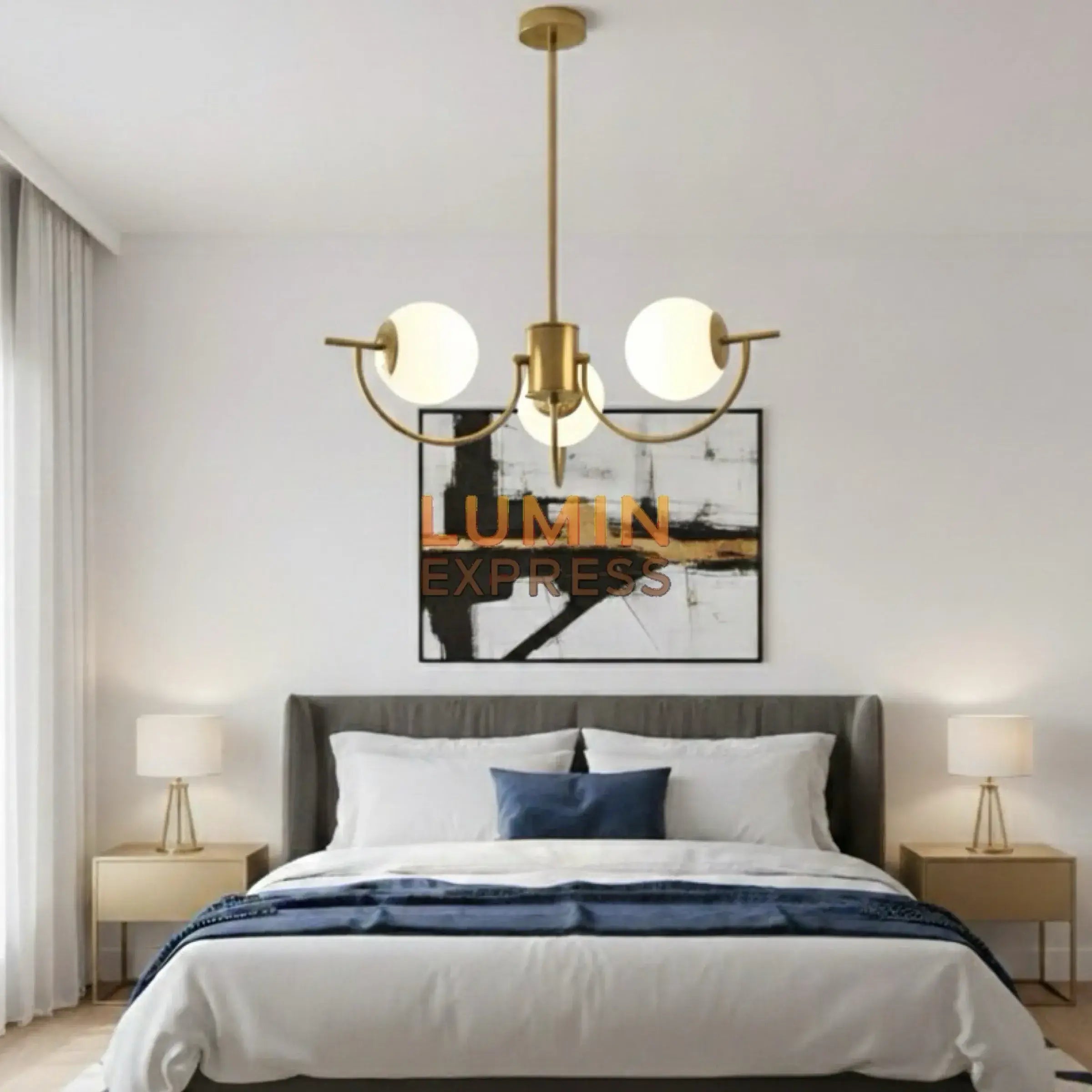 Lustre TRILOGY Luminexpress Maroc – lustre design 3 boules en verre ambré et laiton doré, lumière chaude 3000K pour salon ou salle à manger.