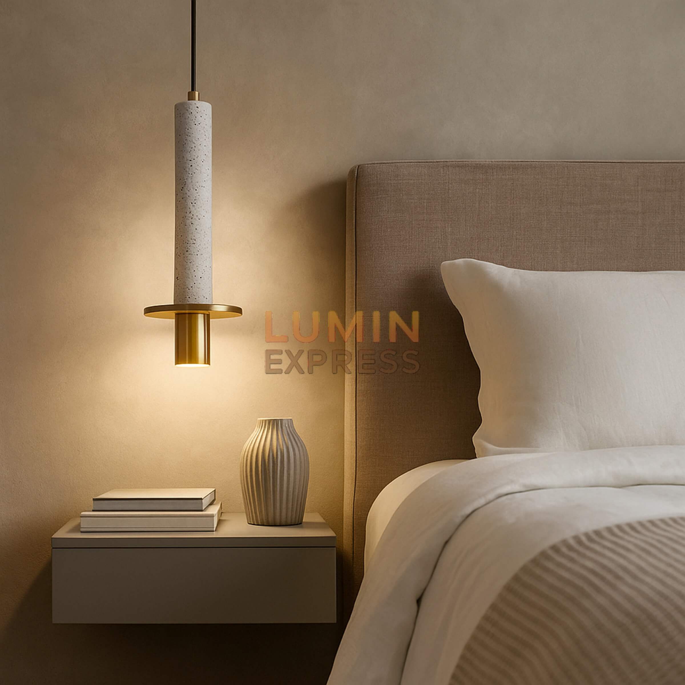 Suspension TERRAZZO White – luminaire intérieur design en terrazzo blanc et laiton doré