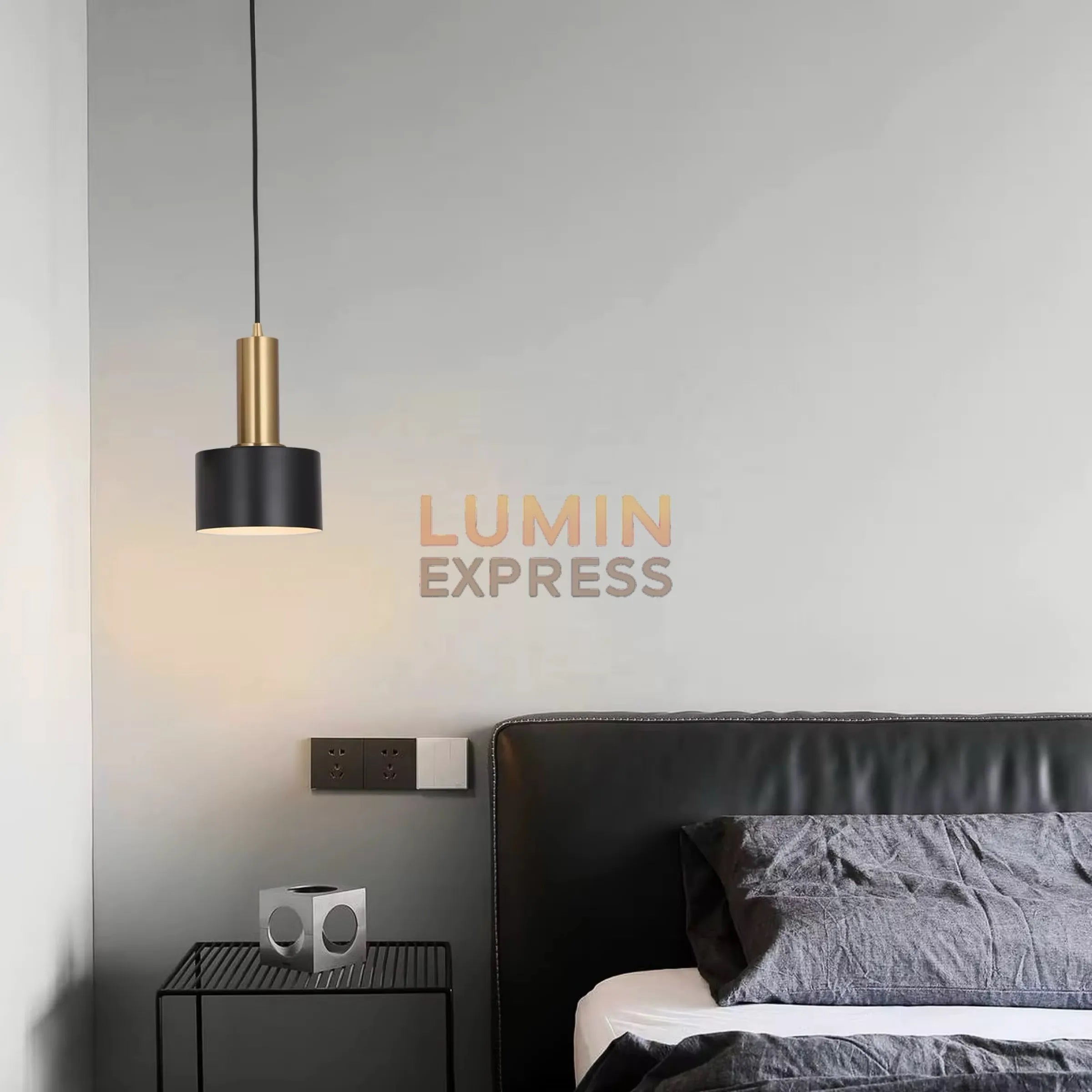 Suspension design noir mat et doré élégante et contemporaine pour chambre à coucher