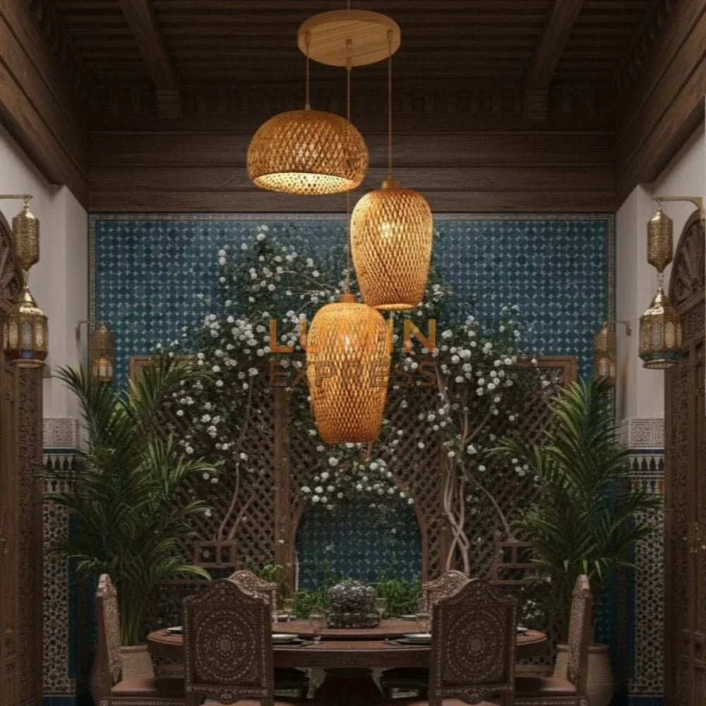 Luminaire triple en rotin tressé au design bohème, parfait pour la décoration d’un riad traditionnel à Essaouira