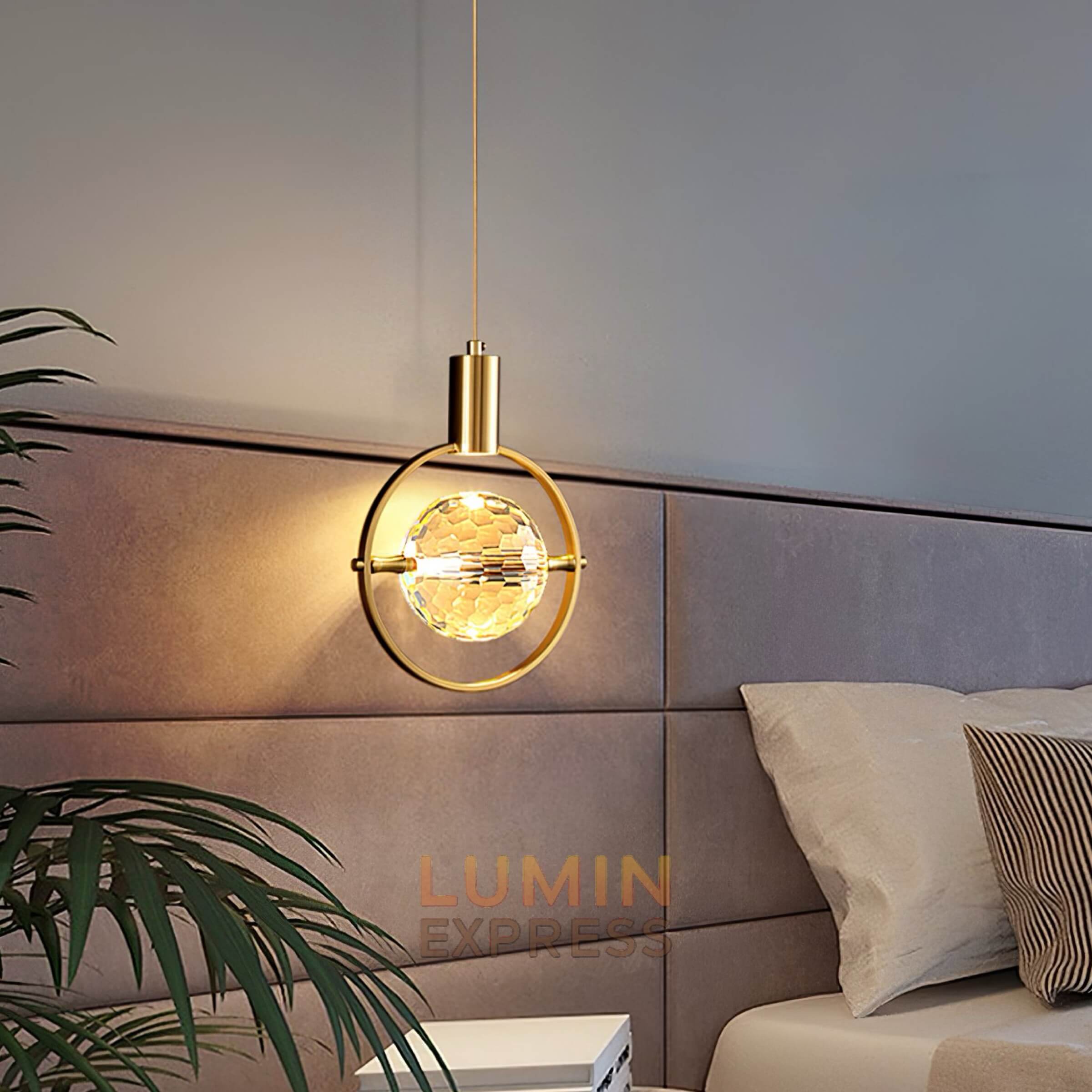 Suspension élégante Solvena – luminaire LED cristal K9 et laiton doré pour salon et chambre