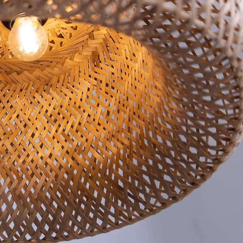 Suspension SUMBA en bambou naturel installée dans un salon bohème à Marrakech – luminaire naturel et déco artisanale Luminexpress.