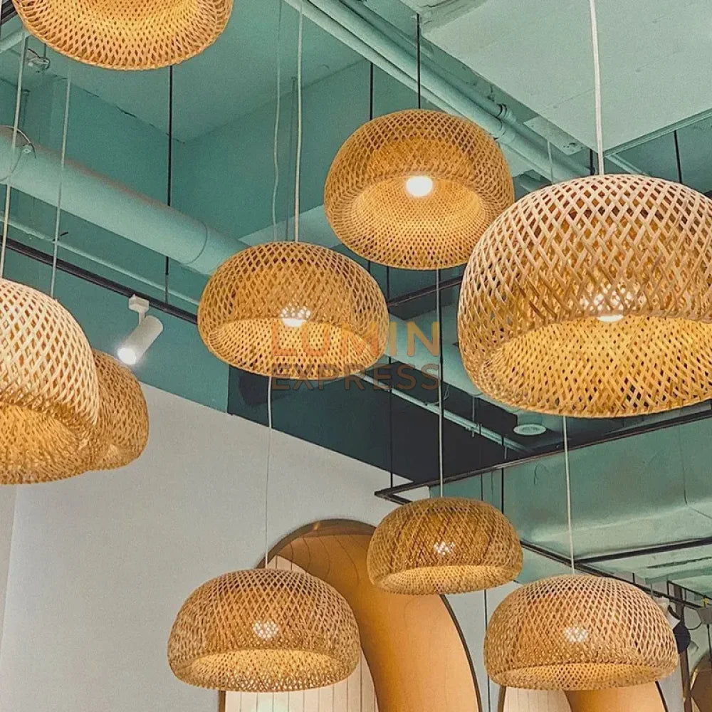 Suspension SUMBA en bambou naturel exposée dans un showroom Luminexpress – magasin de luminaires et décoration au Maroc.